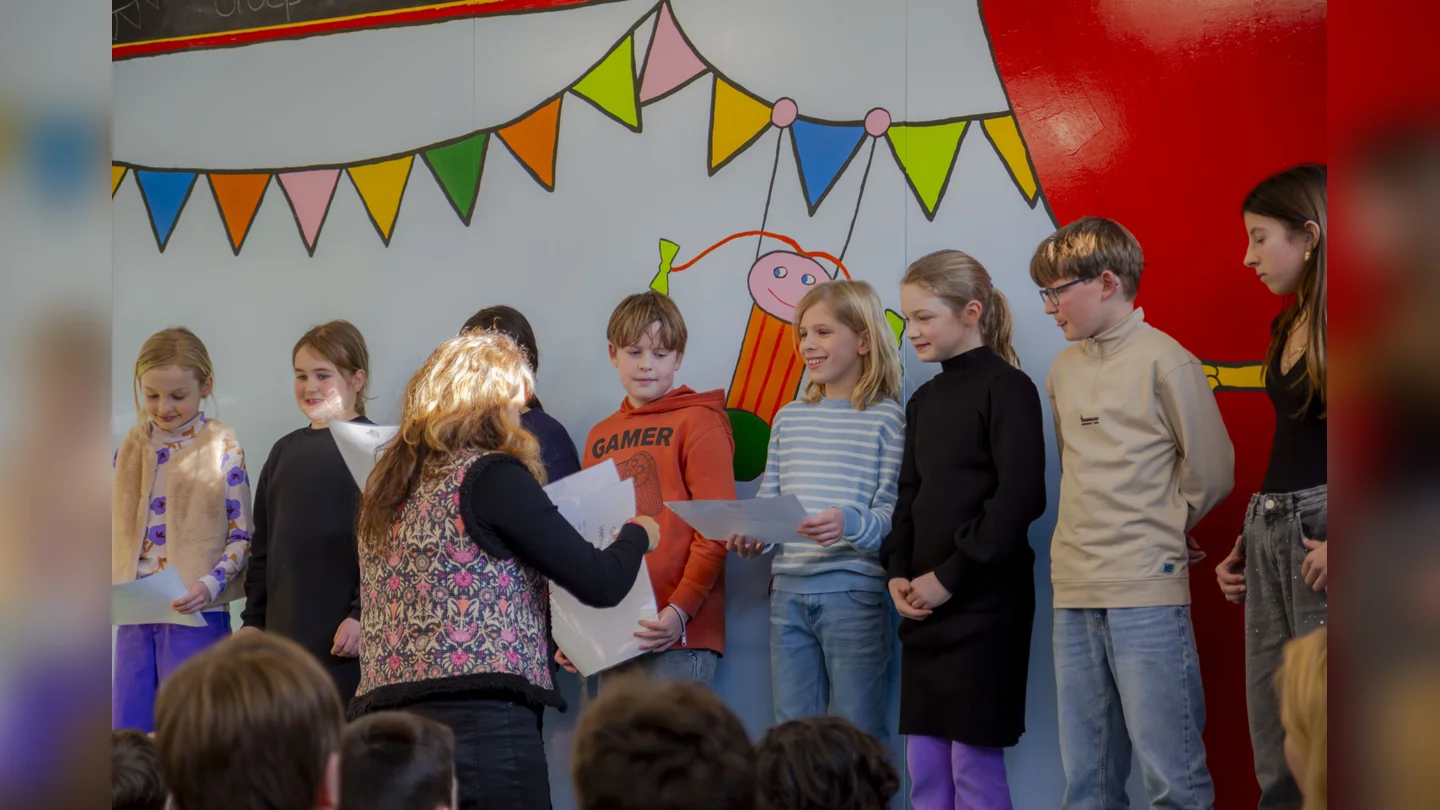 Onder Toeziend Oog Van Klasgenoten Krijgen De Nieuwe Raadsleden Hun Certificaat Uitgereikt Onder Toeziend Oog Van Klasgenoten Krijgen De Nieuwe Raadsleden Hun Certificaat Uitgereikt